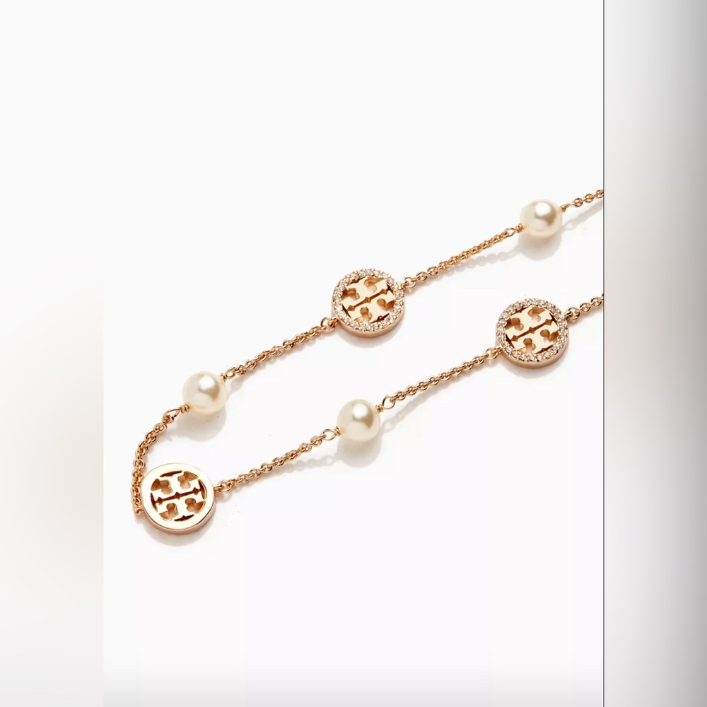 NWT Authentic Luxury Minimalist Tory Burch Crystal Pearl Logo Necklace - Picture 4 of 17